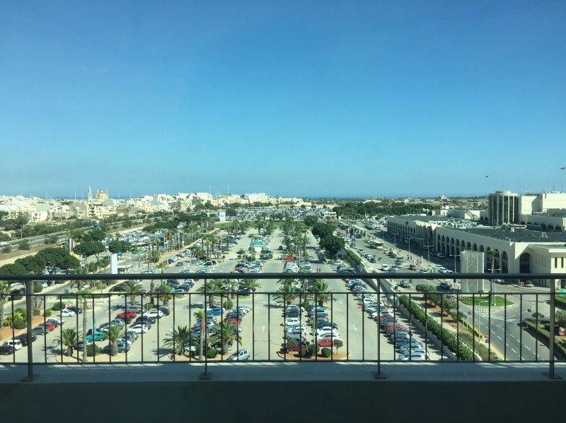 Kilátás az irodából és a Máltai Nemzetközi Repülőtér